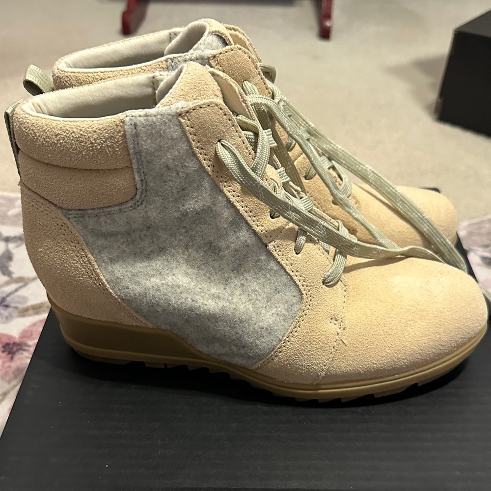 Sorel Women's Cream Lace Up Boots
